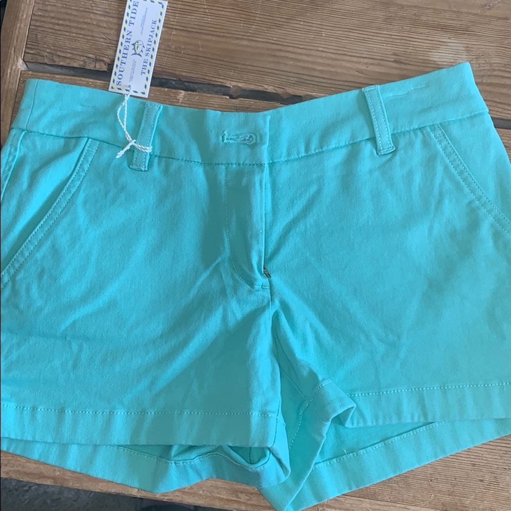 Southern Tide Leah 3" short. Never worn!